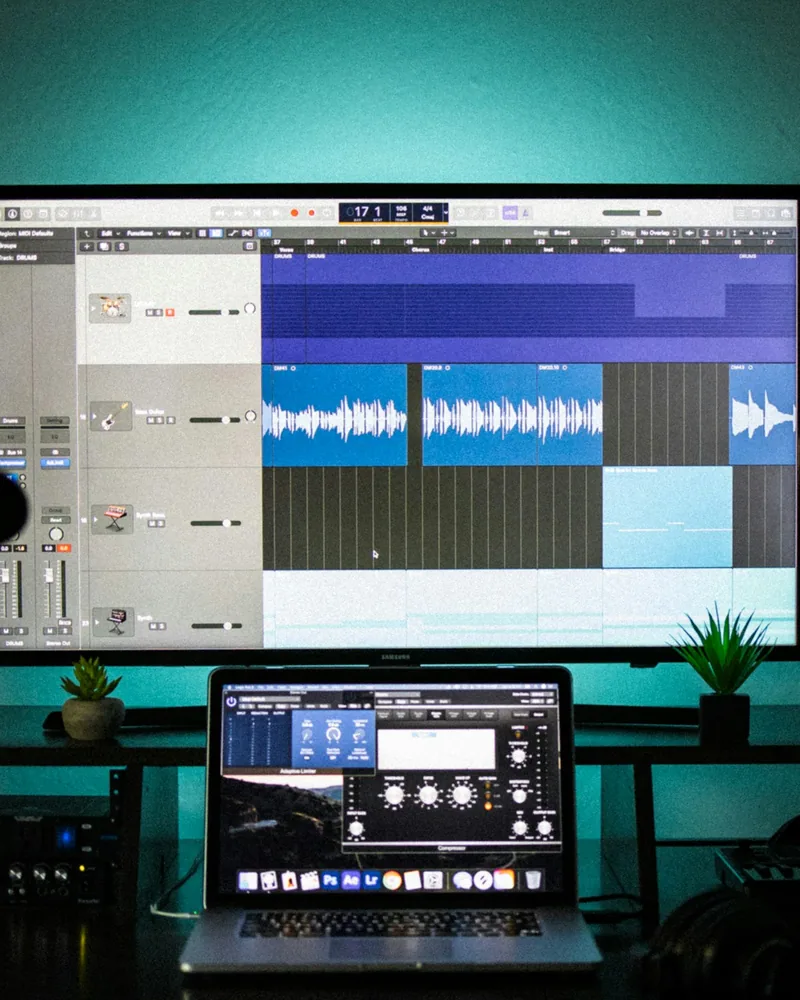 Pantalla de una estación de trabajo de audio con varias pistas de forma de onda apiladas en la línea de tiempo